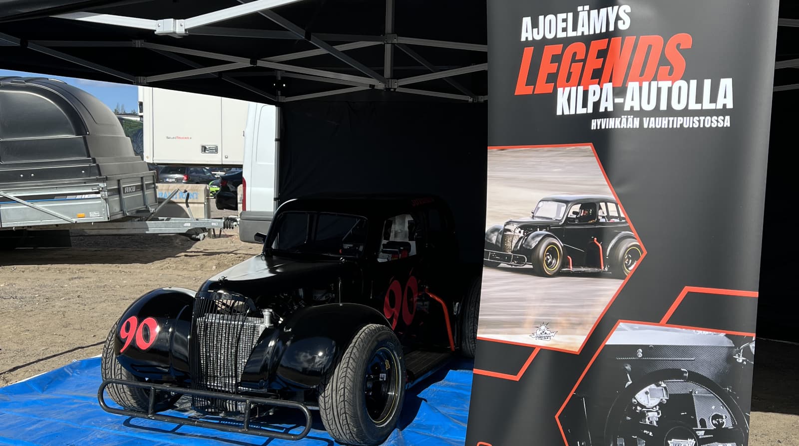 Auto esillä Hyvinkään vauhtipuistossa